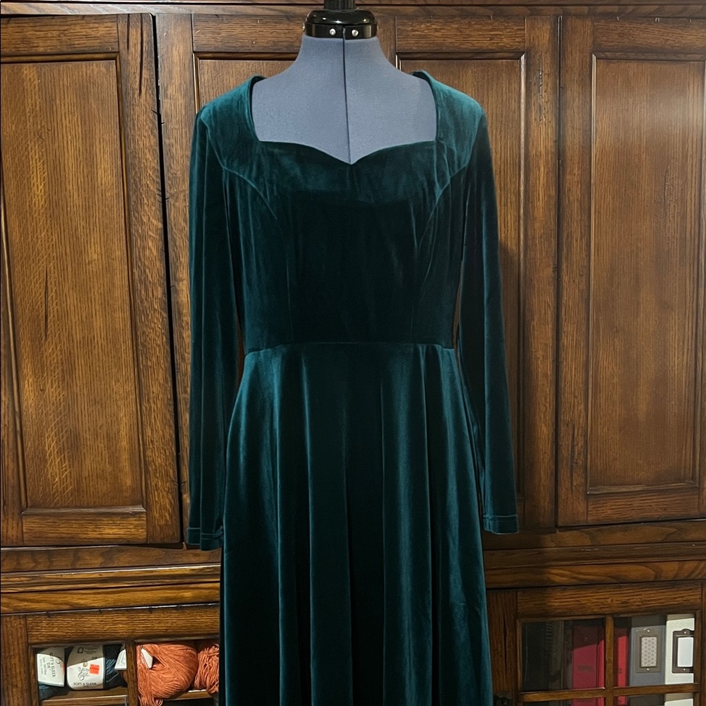 Velvet swing dress with sweetheart neckline
